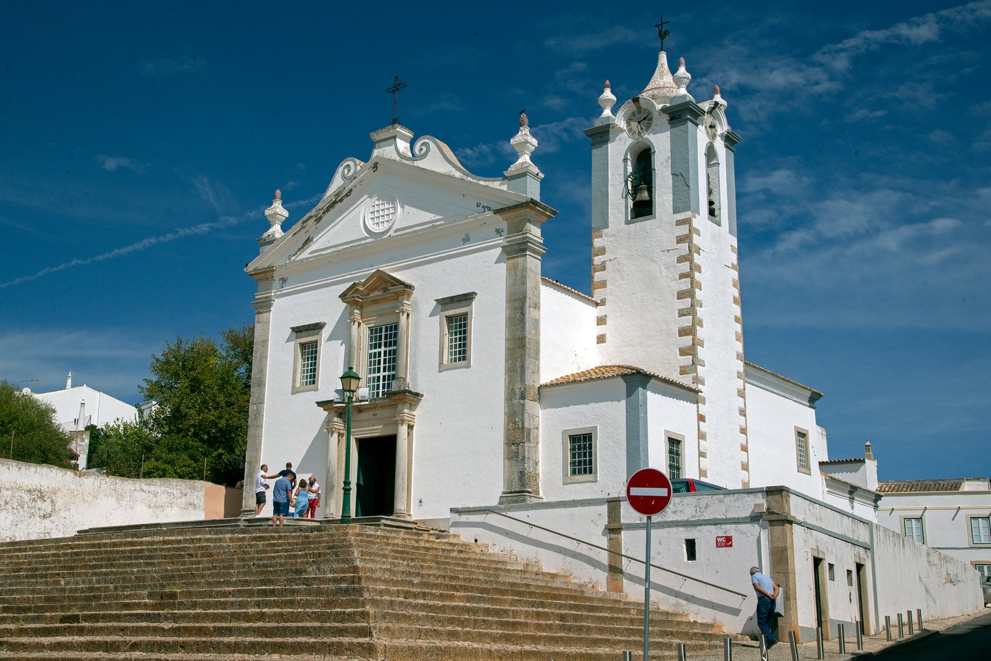 Die weiße Igreja Matriz von Estoi mit ihrer Freitreppe | The white parish church of Estoi with its front steps