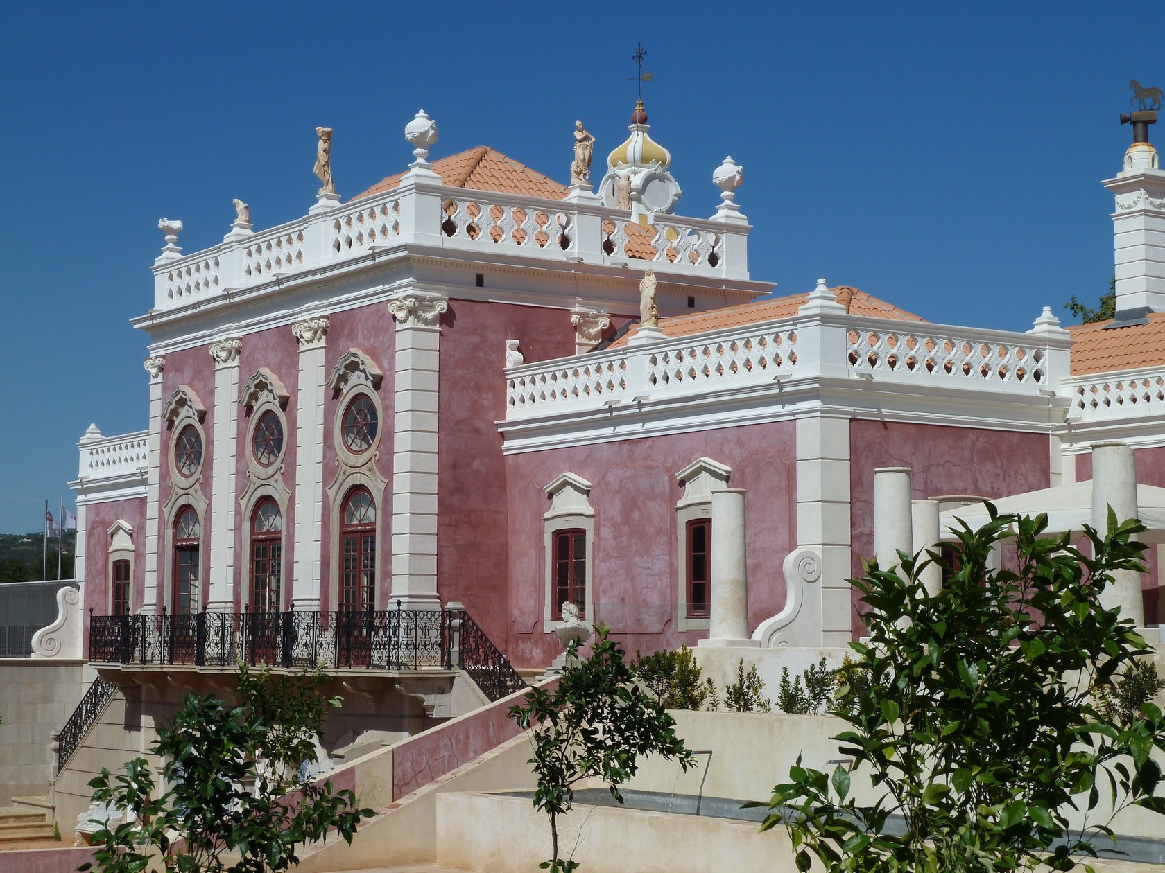 Palácio de Estoi mit seiner rosafarbenen Rokoko-Fassade | The pink rococo façade of the Palácio de Estoi