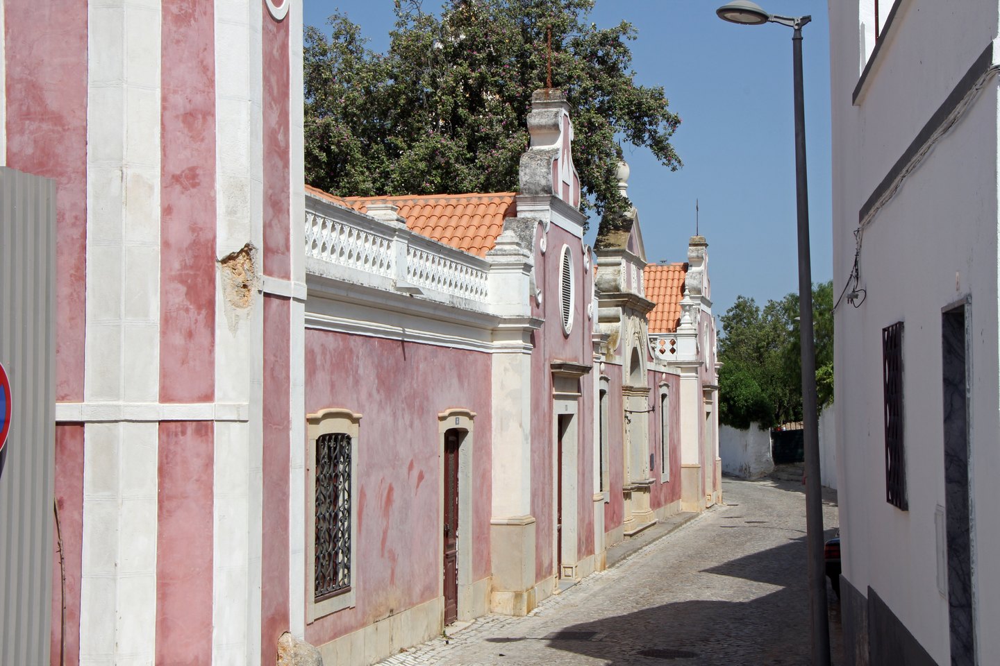 Gasse entlang der rosafarbenen Mauer des Palácio de Estoi | Lane along the pink wall of the Palácio de Estoi